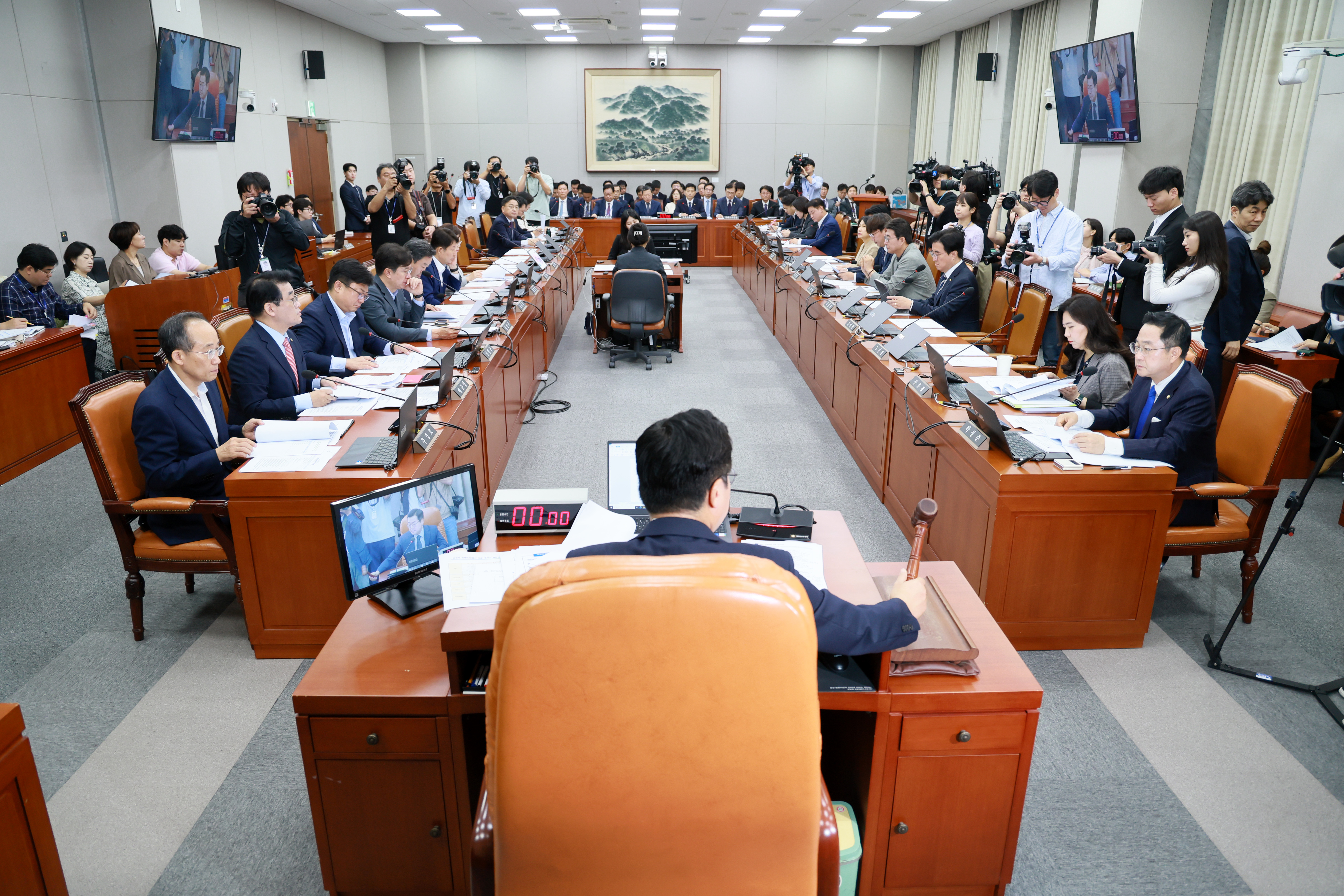 김민기 국회사무총장, 국회 운영위원회 전체회의 출석 관련사진 3 보기