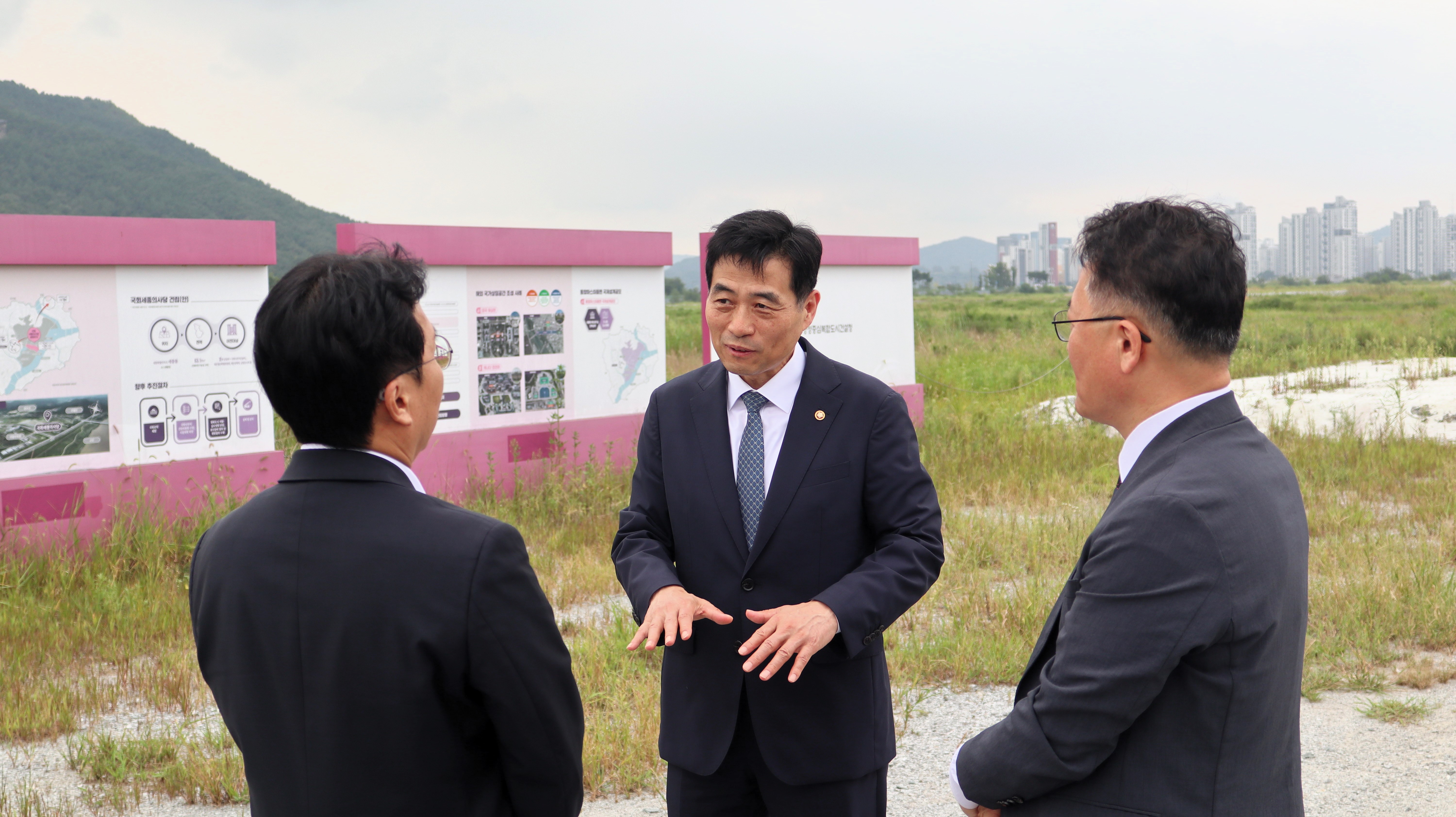 김민기 국회사무총장, 세종의사당 건립예정 부지 시찰 관련사진 2 보기