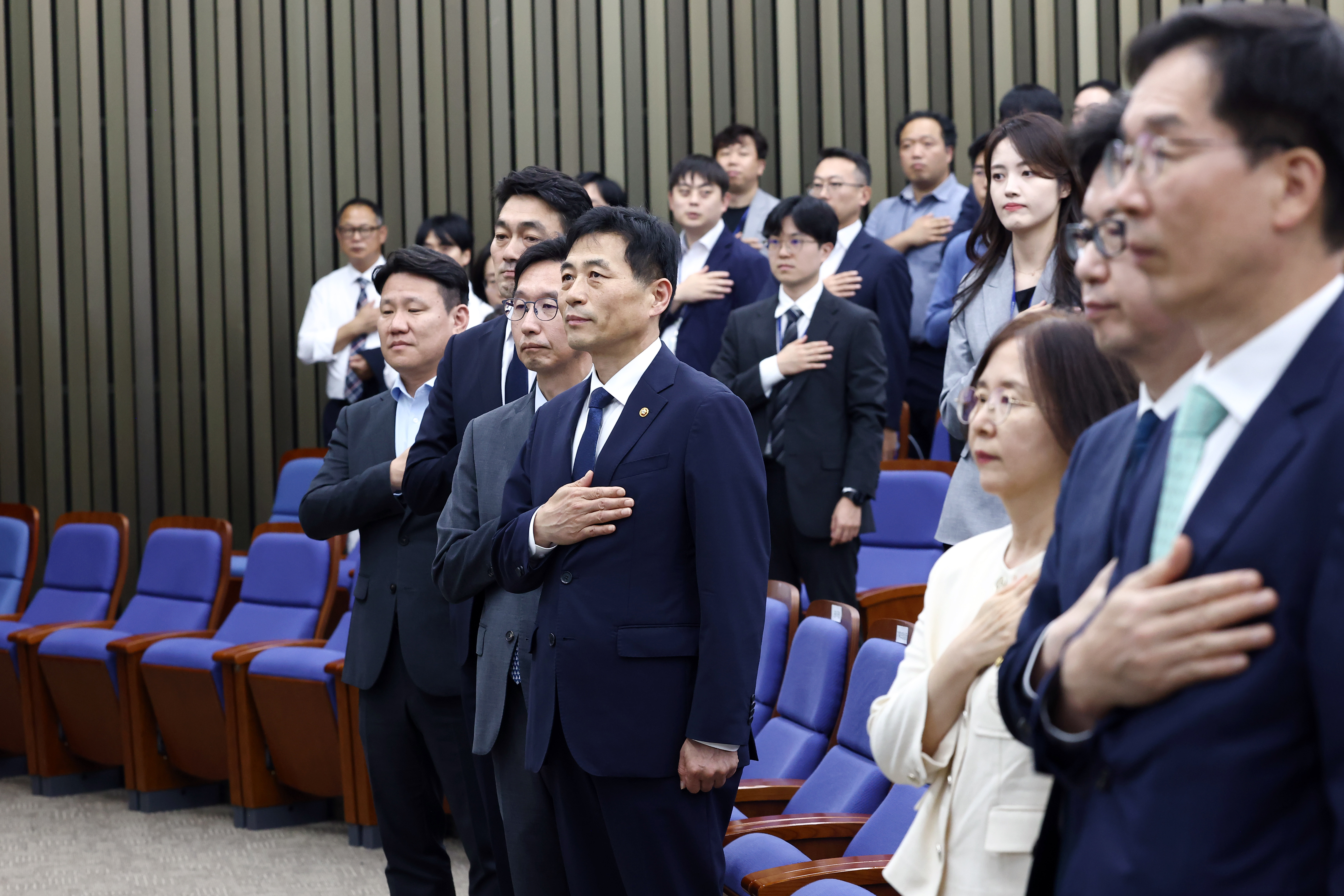 김민기 국회사무총장, 2024년 장기재직공무원 및 우수공무원·공무직 기념패 수여식 참석 관련사진 2 보기