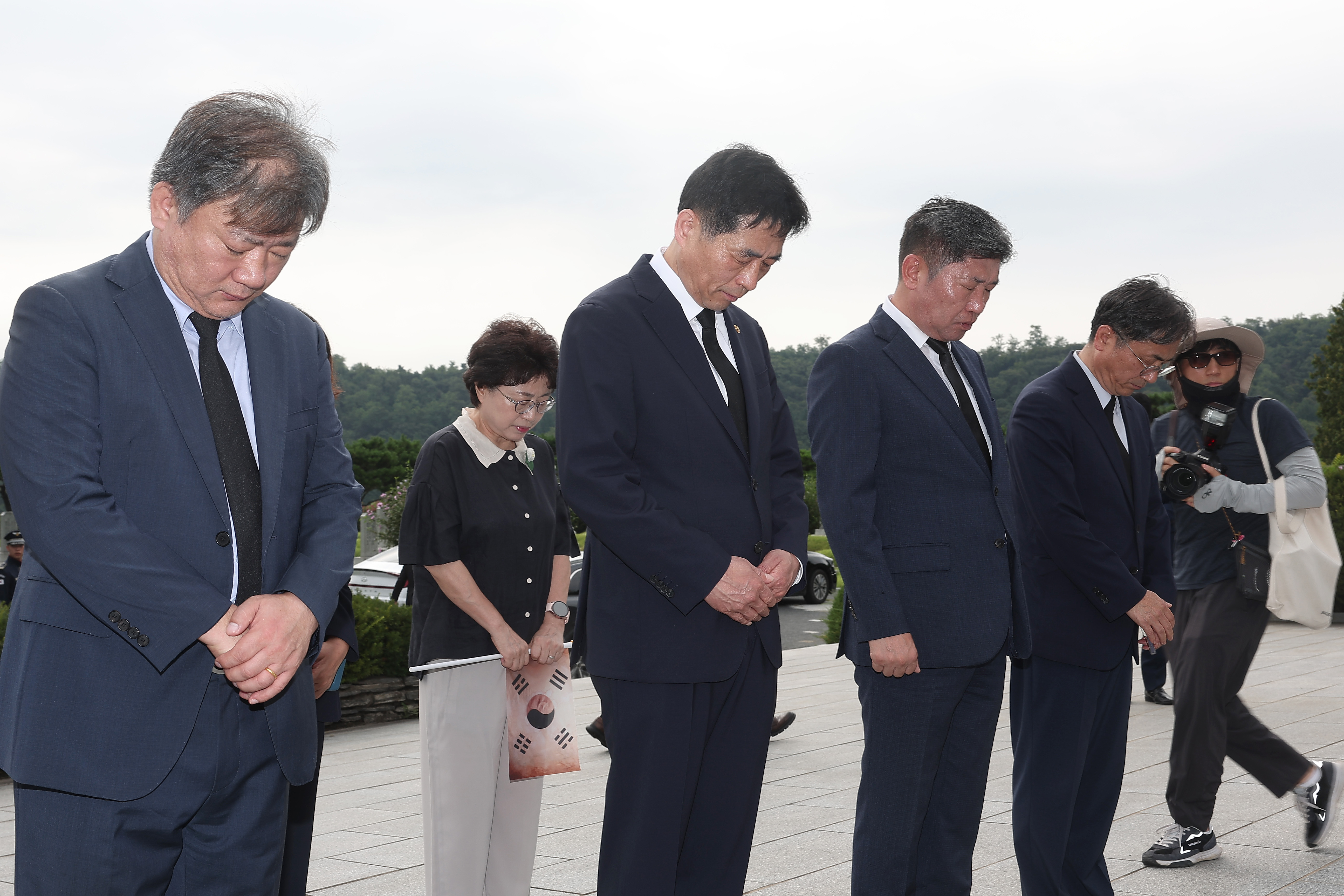 24.8.15. 국립서울현충원 독립유공자 묘역 참배·우원식 국회의장 주최 독립유공자 후손 초청 오찬·강제징용노동자상 헌화 관련사진 2 보기