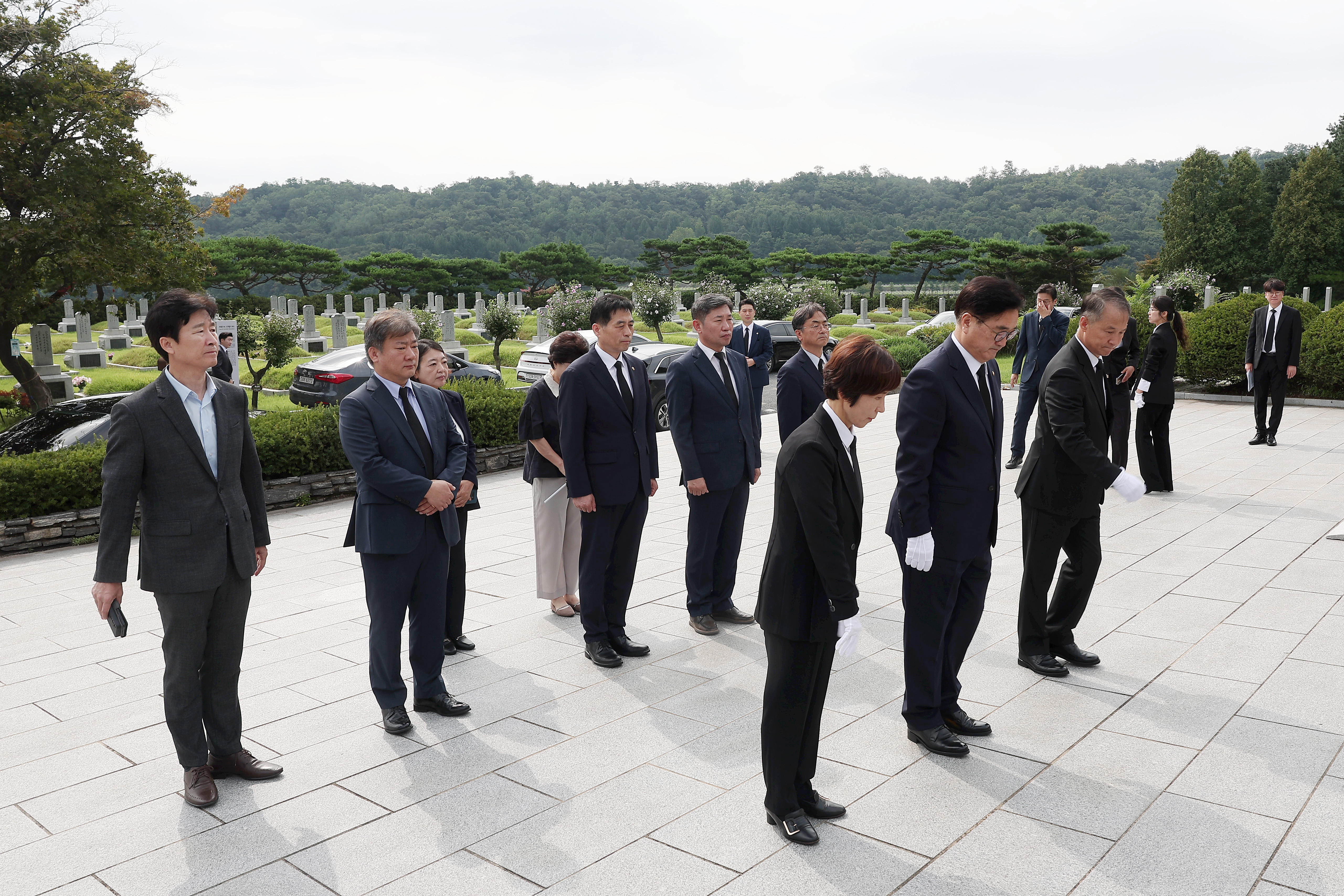 24.8.15. 국립서울현충원 독립유공자 묘역 참배·우원식 국회의장 주최 독립유공자 후손 초청 오찬·강제징용노동자상 헌화 관련사진 1 보기