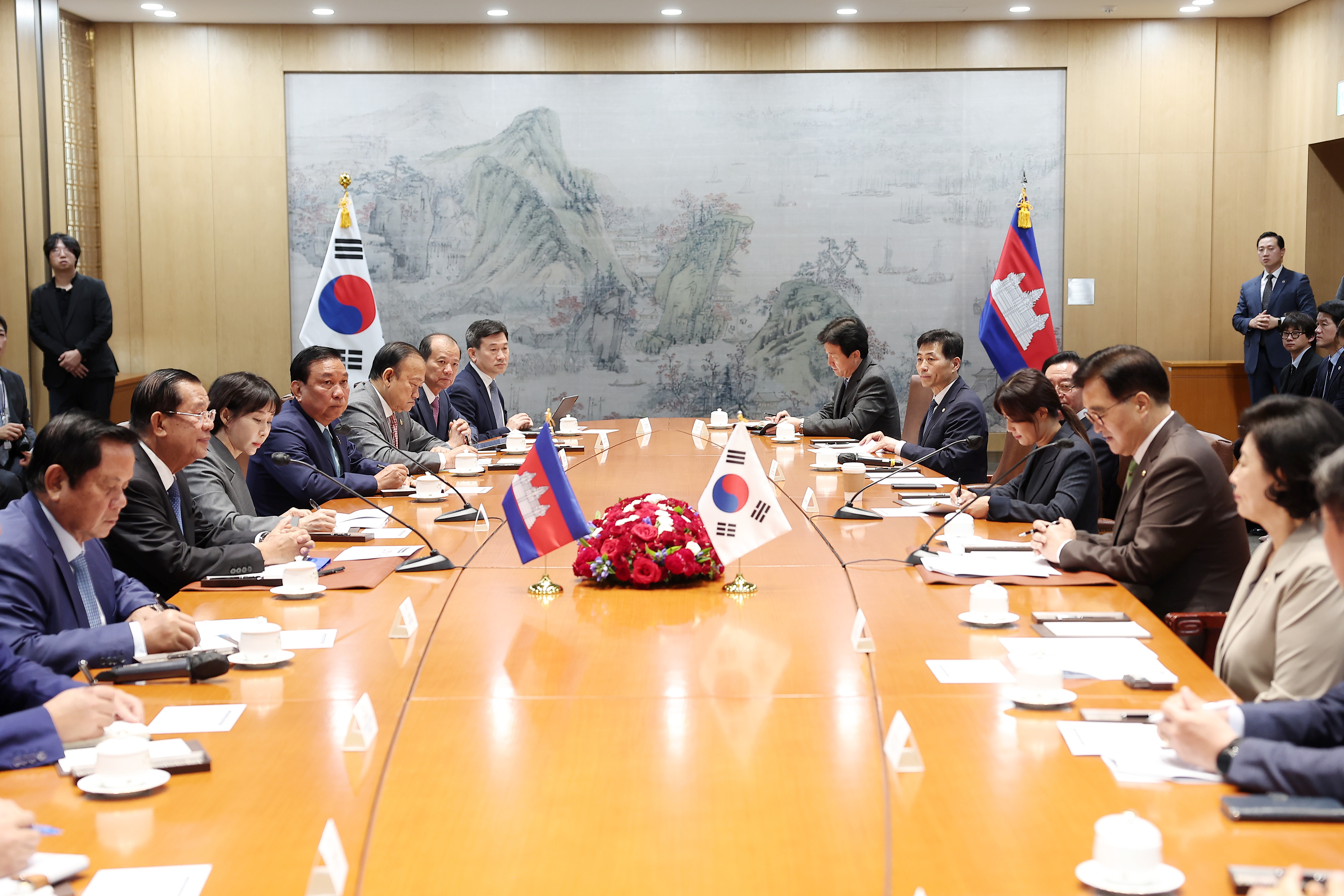 김민기 국회사무총장, 훈 센 캄보디아 상원의장 접견 참석 관련사진 3 보기