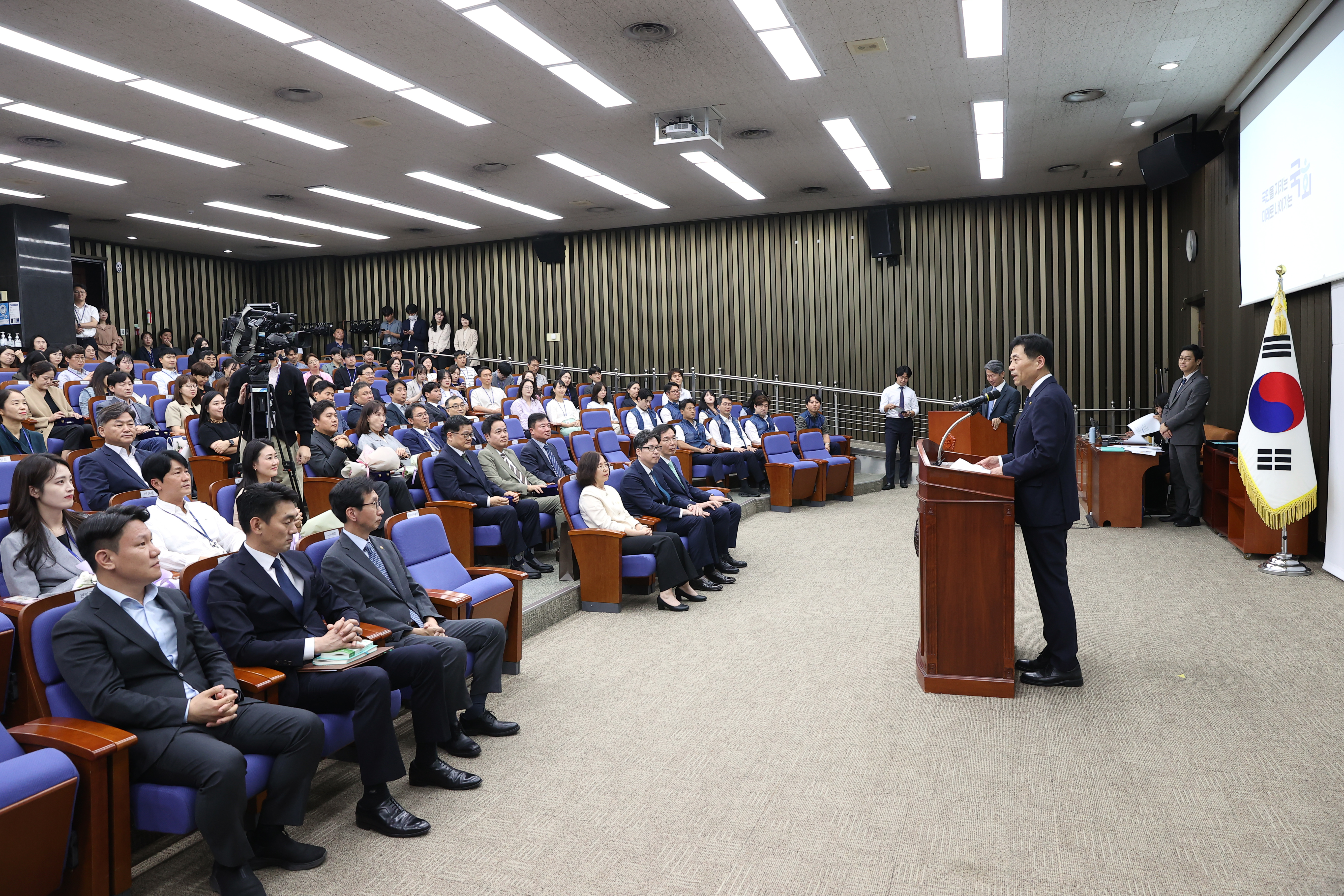 김민기 국회사무총장, 2024년 장기재직공무원 및 우수공무원·공무직 기념패 수여식 참석 관련사진 5 보기