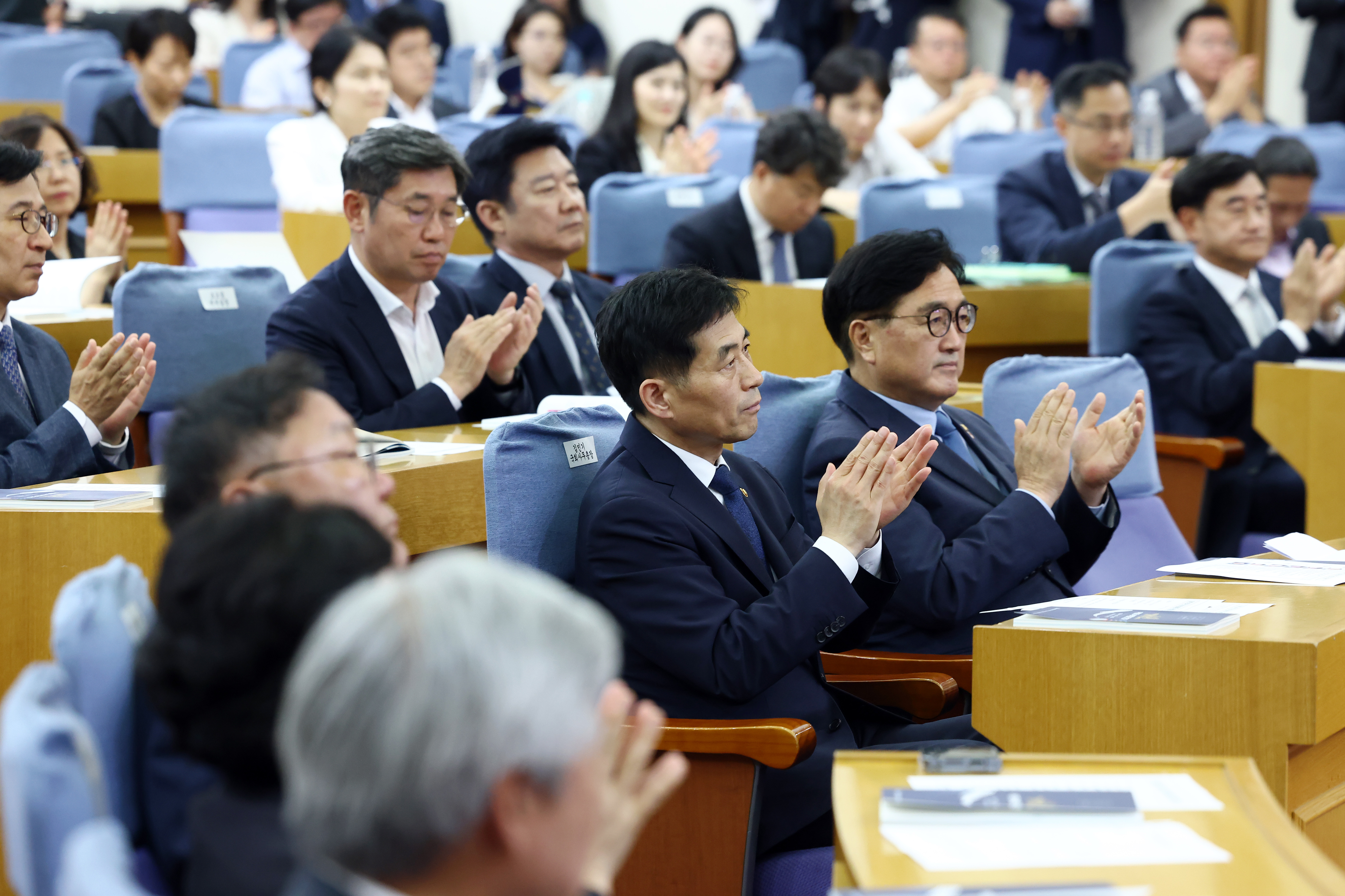 24.7.15. 제헌 76주년 기념 학술대회 관련사진 4 보기