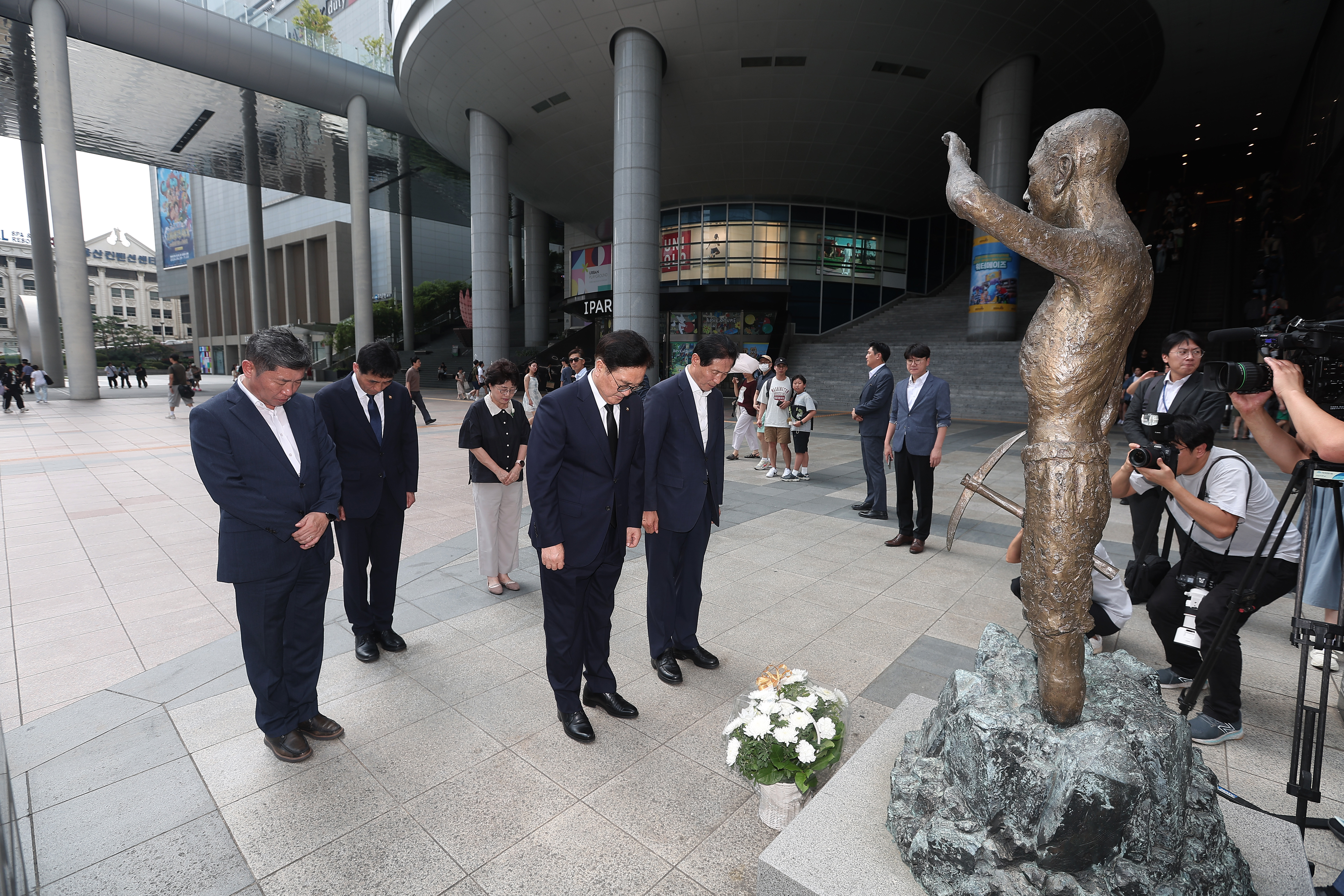 24.8.15. 국립서울현충원 독립유공자 묘역 참배·우원식 국회의장 주최 독립유공자 후손 초청 오찬·강제징용노동자상 헌화 관련사진 5 보기