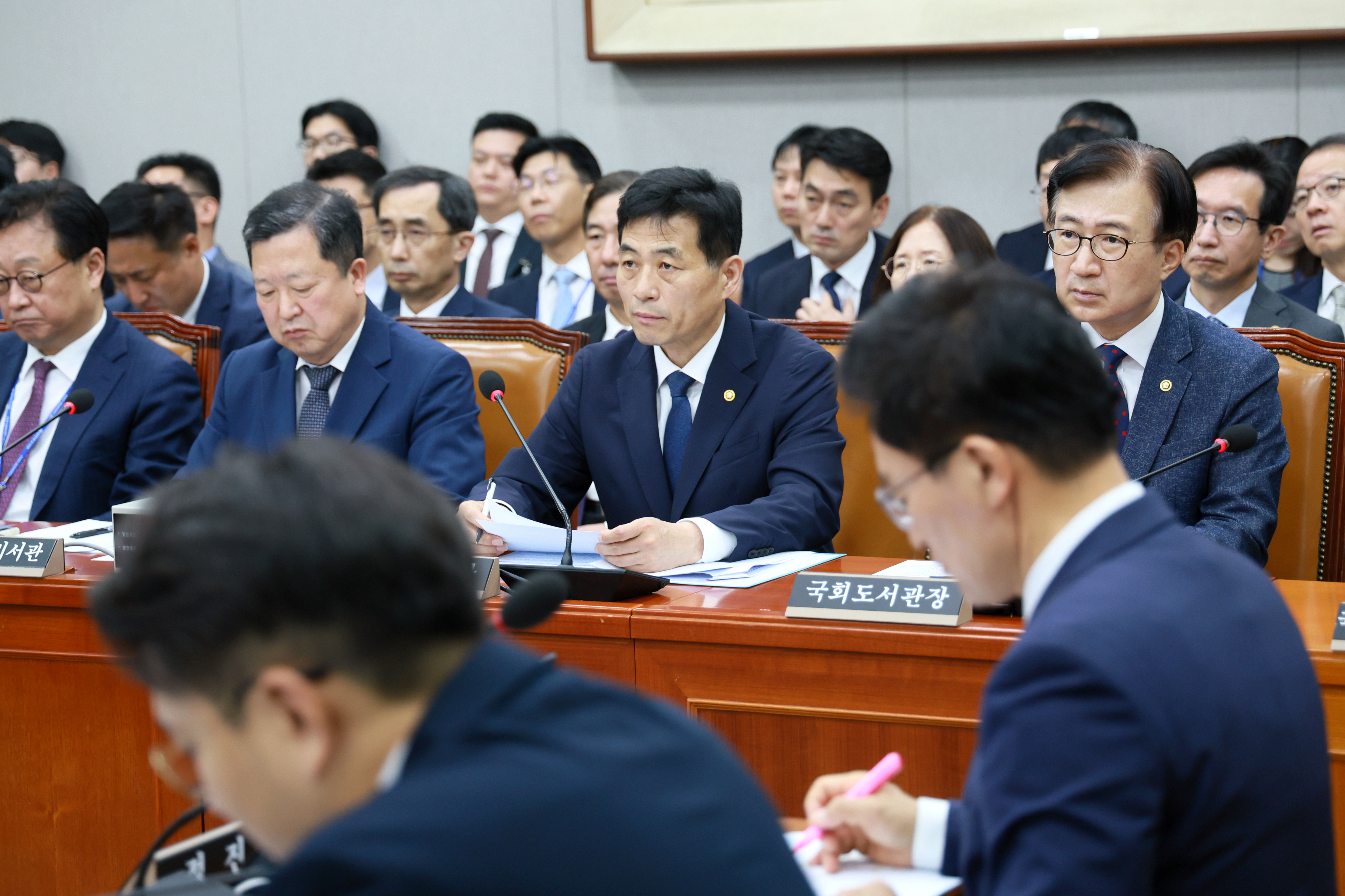 김민기 국회사무총장, 국회 운영위원회 전체회의 출석 관련사진 2 보기