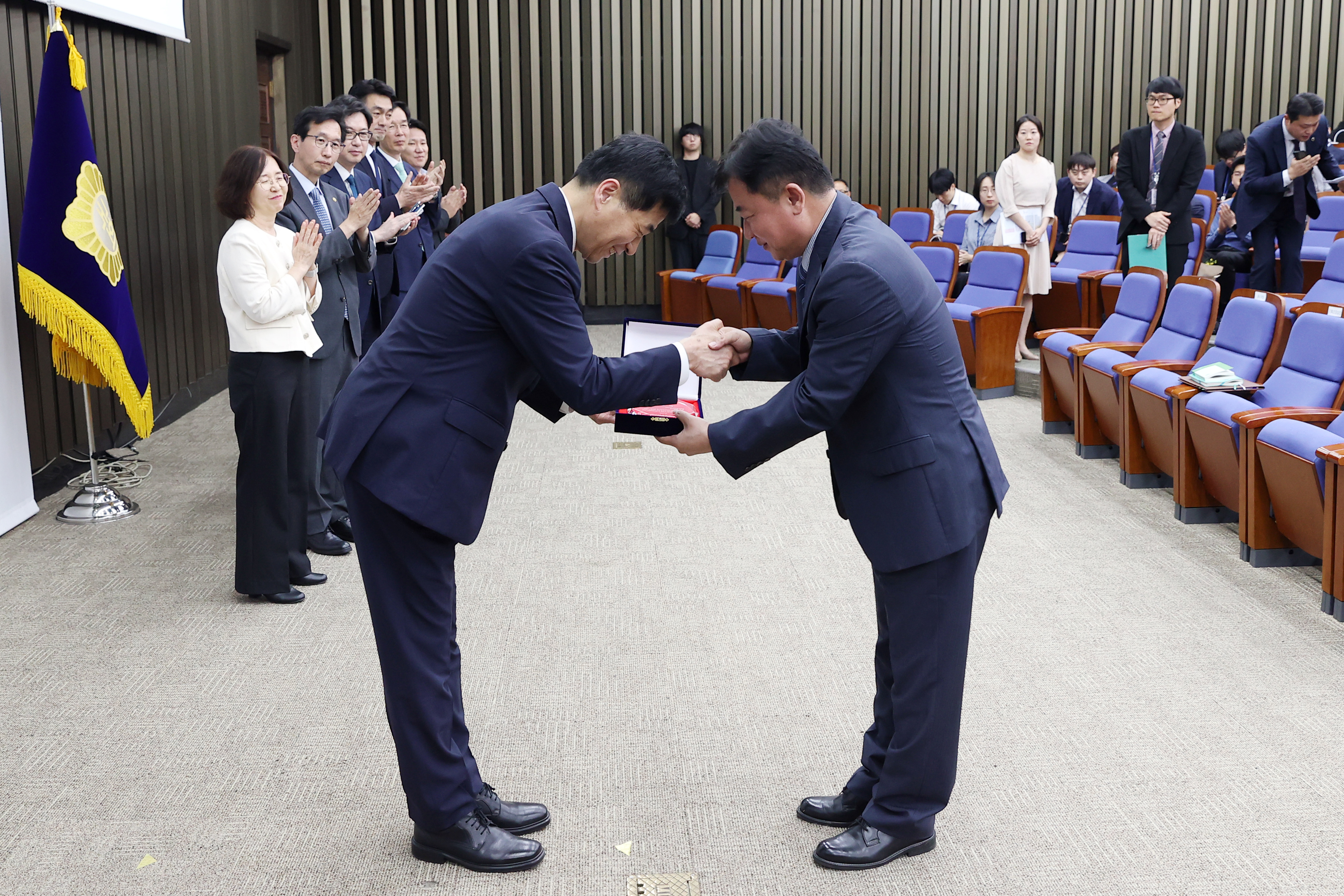 김민기 국회사무총장, 2024년 장기재직공무원 및 우수공무원·공무직 기념패 수여식 참석 관련사진 4 보기